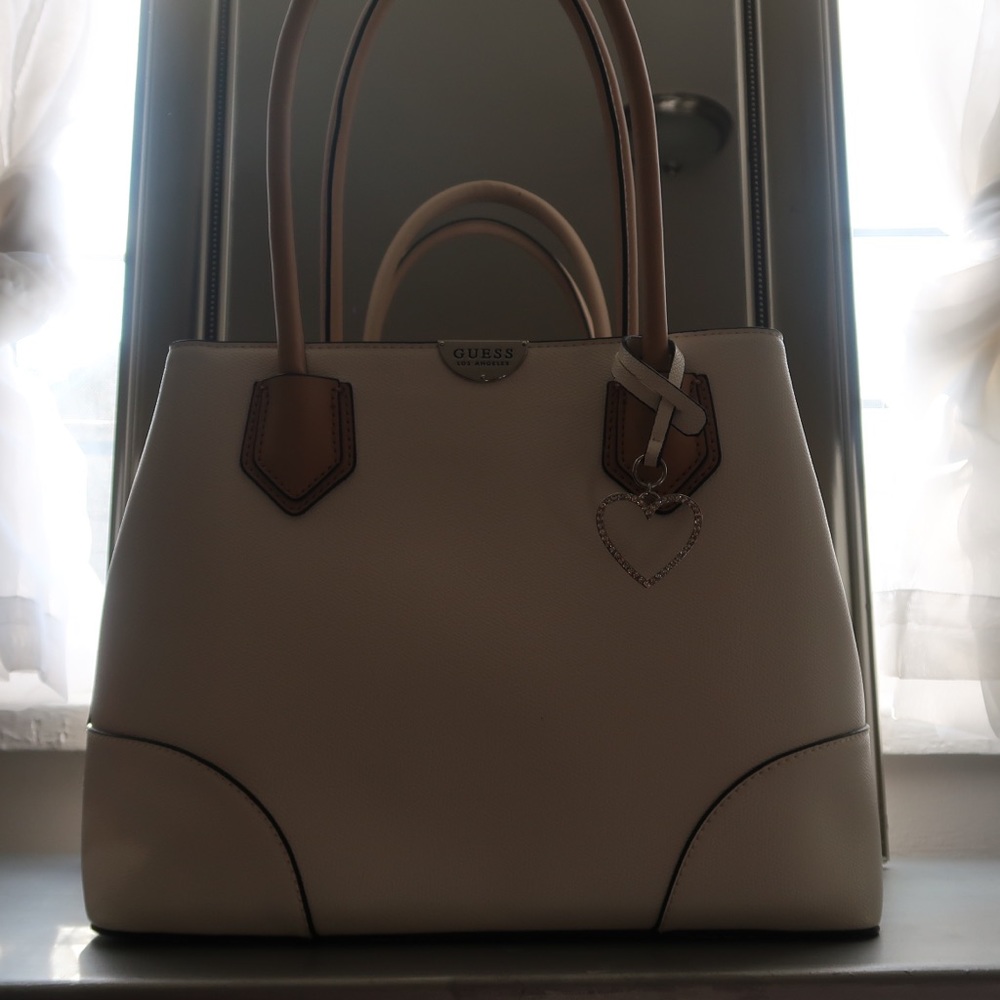 ✨Guess Handbag 👜✨